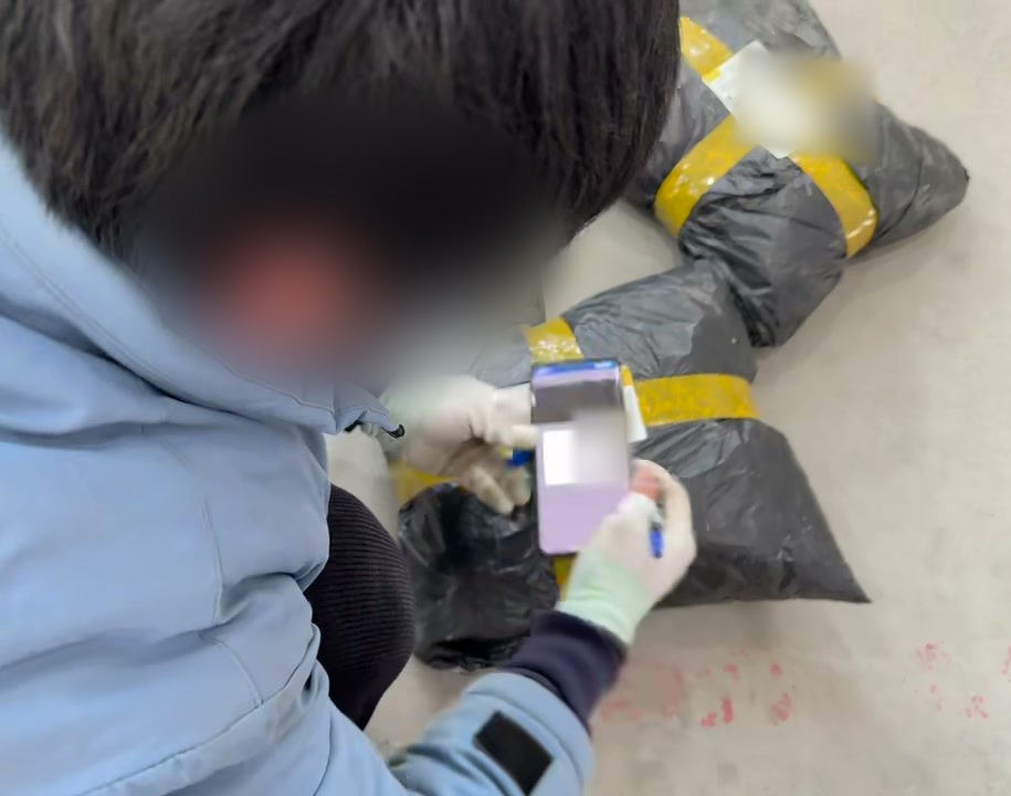 중국 물류센터 검정 포장 상품 입고 스캔 작업.jpg