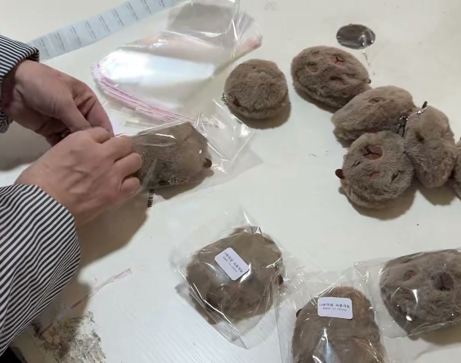 중국 물류센터에서 갈색 상품에 원산지 표시 라벨을 부착하는 작업