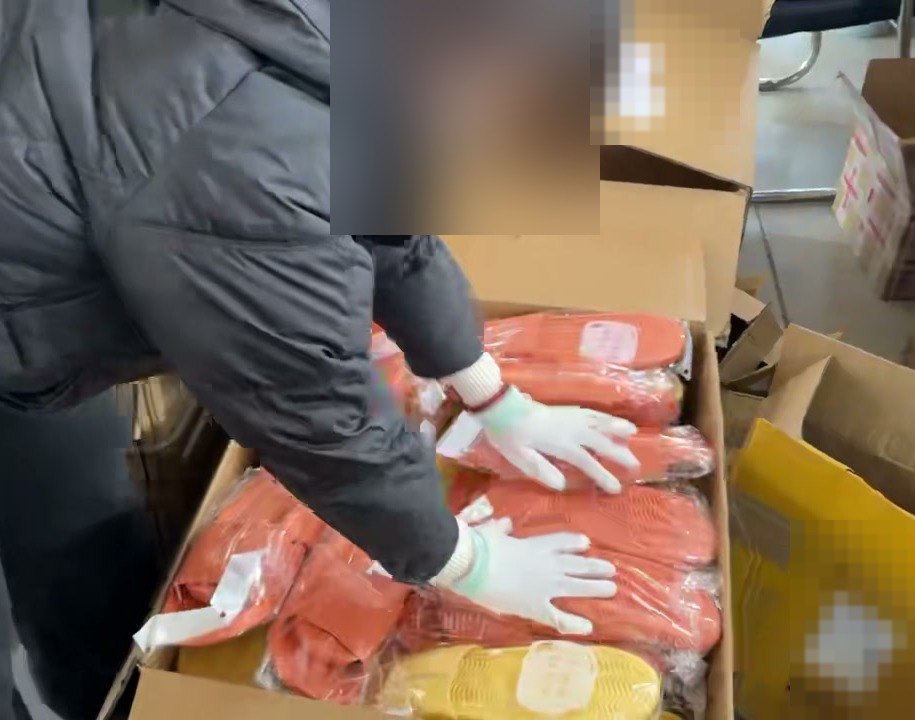 중국 물류센터에서 검수 완료 상품을 정리하는 작업 현장
