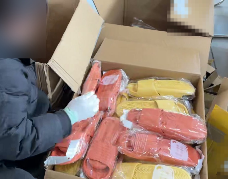중국 물류센터에서 입고 박스를 열고 상품 구성과 수량을 확인하는 현장