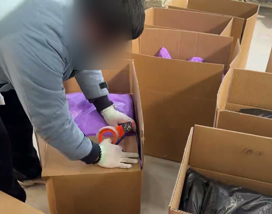 알피풀필먼트 중국 물류센터에서 상품이 담긴 박스를 테이프로 봉합하는 작업