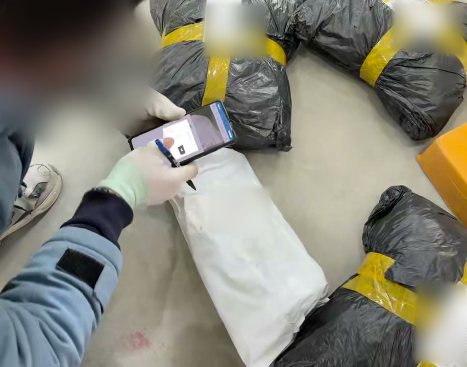 중국 물류센터 흰색 포장 상품 입고 라벨 스캔 작업.jpg