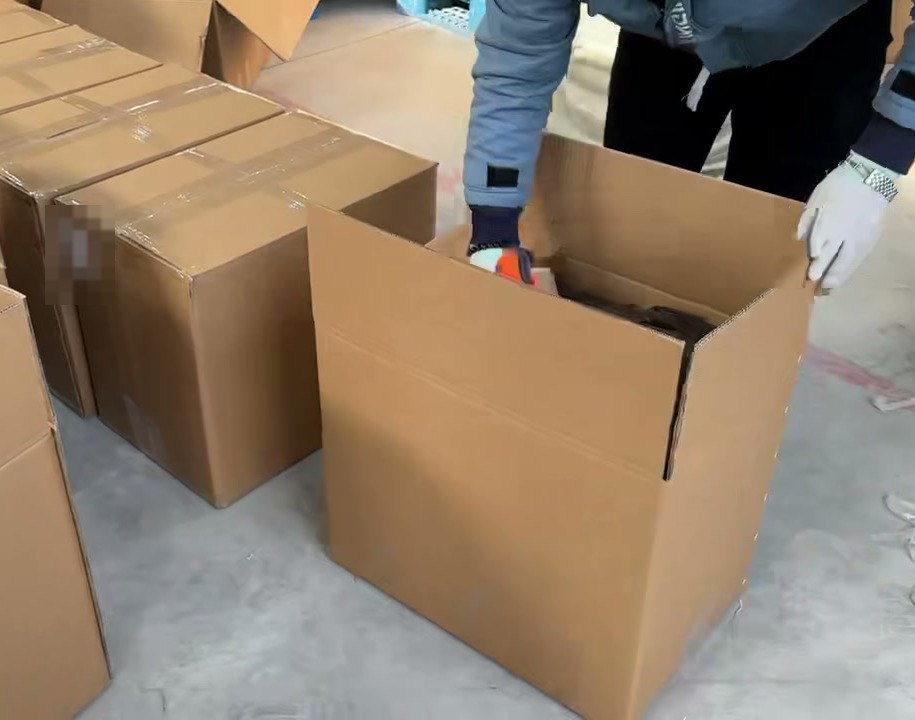 중국 물류센터에서 상품이 담긴 박스 덮개를 접는 포장 작업